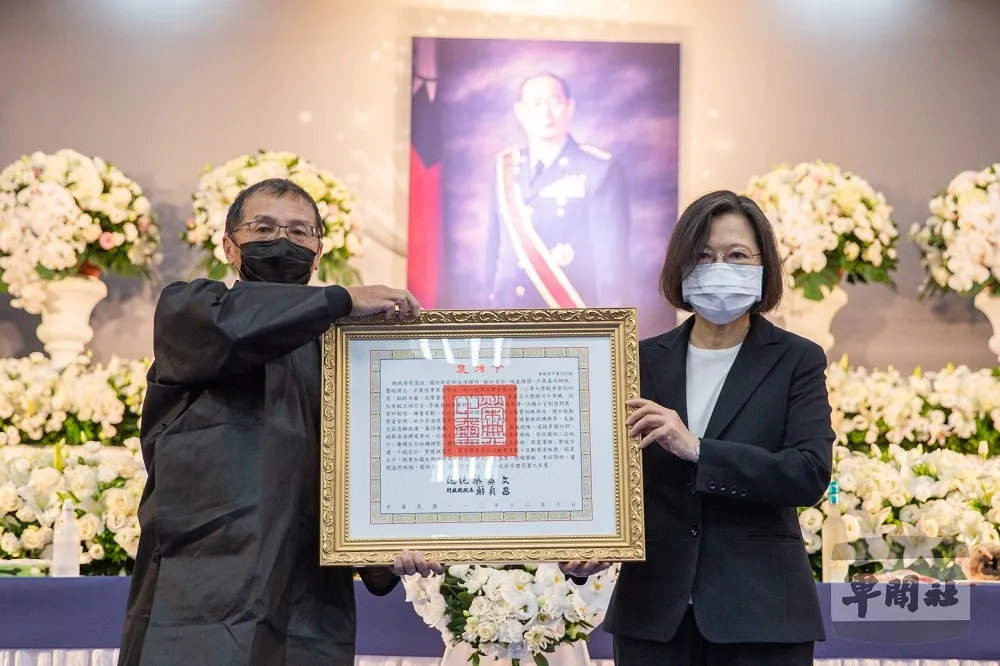 「台籍部長」湯曜明今追思會　蔡英文親頒褒揚令、馬英九到場致意