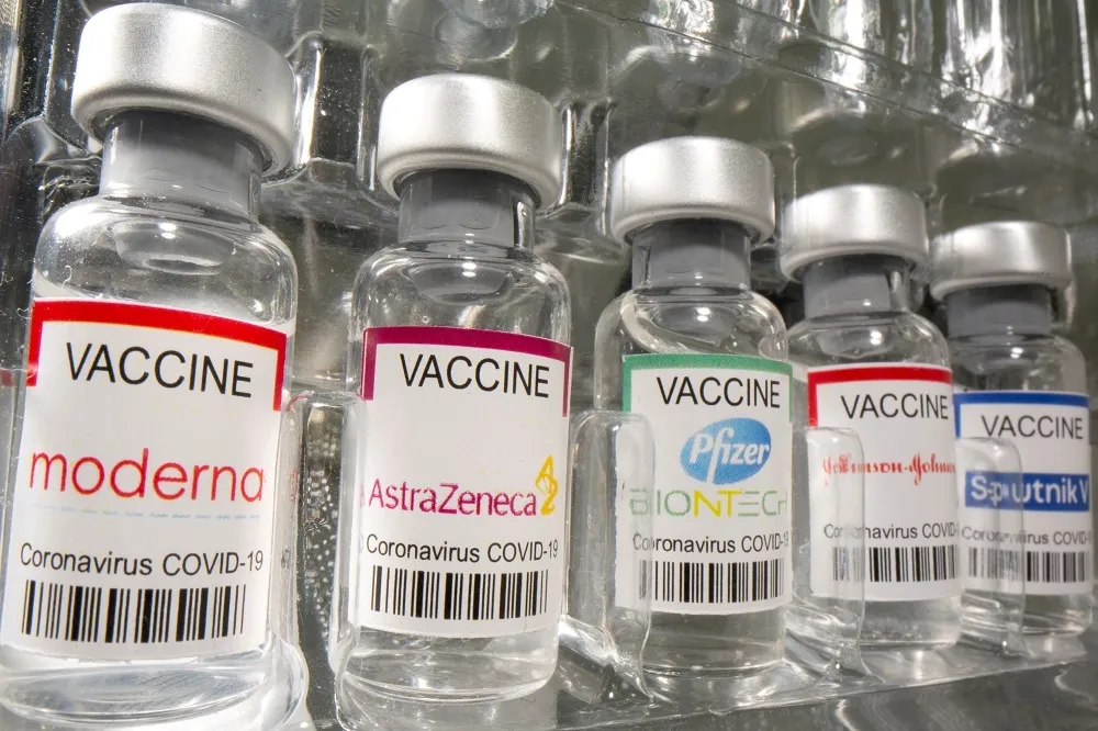 【新冠肺炎】英國：兩劑AZ對Omicron防護力剩10%、輝瑞不到40%