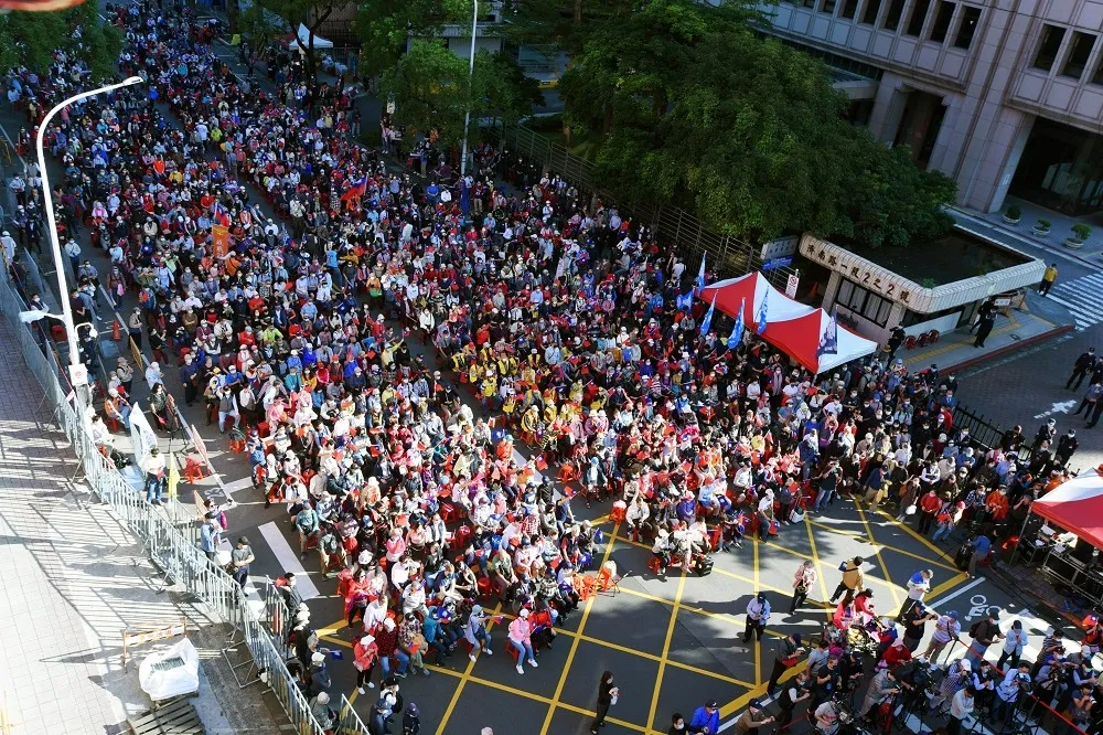 【公投黃金周】戰鬥藍最終造勢萬人擠爆　朱立倫選前夜宿自由廣場
