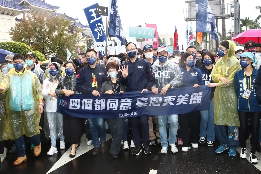 國民黨YES公投大遊行獨缺「漢子、燕子」　湧6萬人冒雨喊：我們要吃台灣豬