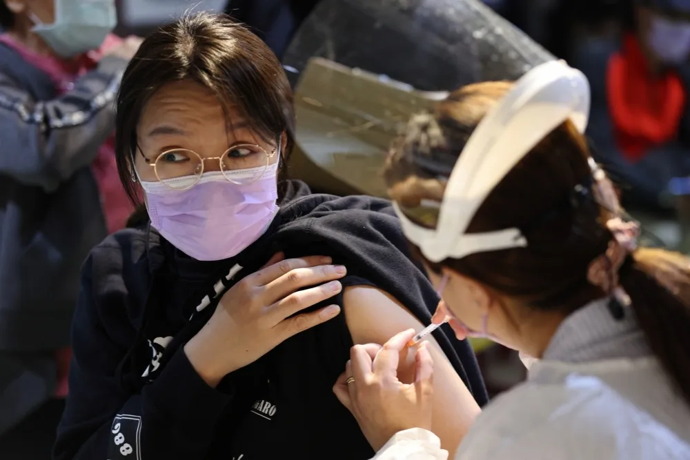 白打了？醫直呼打2劑AZ抗Omicron「保護力零」　陳時中斥：過度解讀