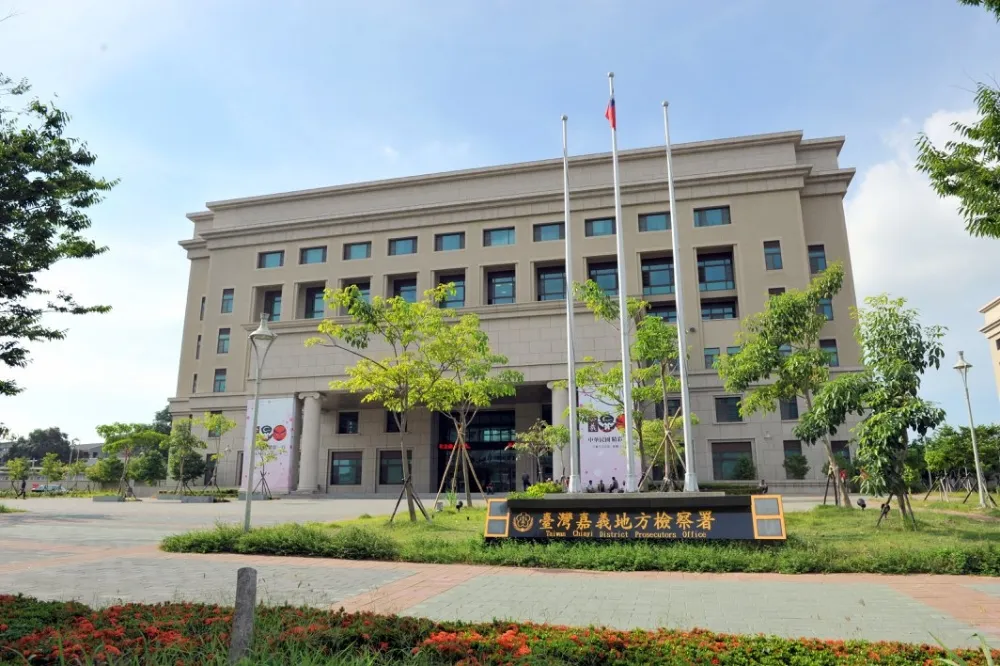 離譜！嘉義醫詐領健保費1億多買保險洗錢　檢方查扣21筆不動產今起訴
