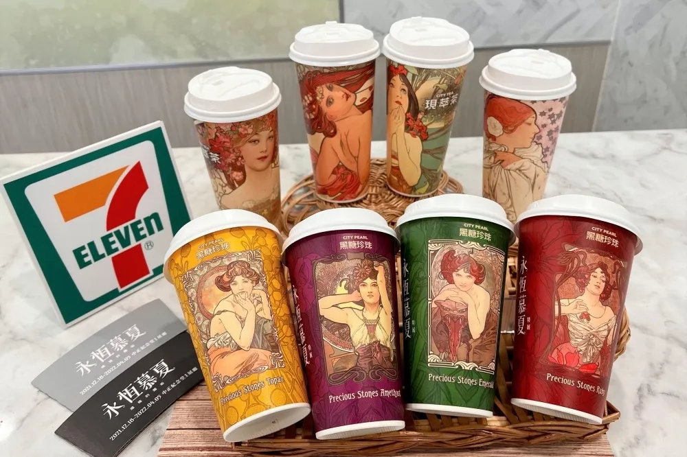 看展享咖啡買一送一！7-11 攜手「永恆慕夏特展」推出主題杯款　12/28 前第 2 杯半價