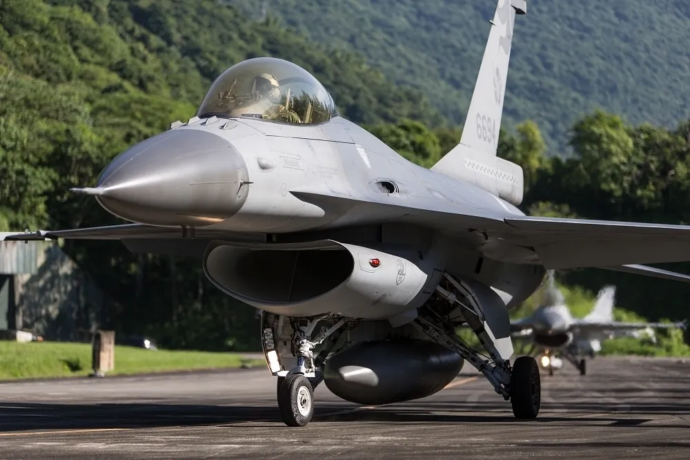 F-16飛官吳彥霆要求爬高未獲准撞山殉職　一審判國賠父母466萬
