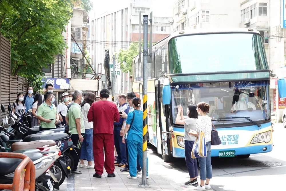 本土又蠢動！北市爆大巴移轉檢疫旅客　衛生局打臉：是採檢車