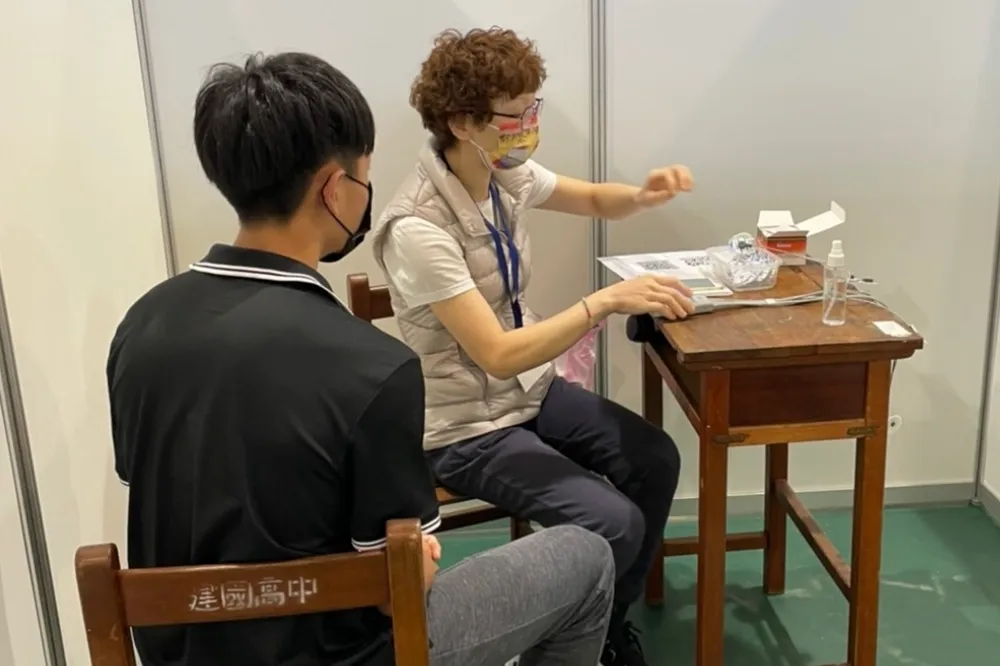 【北市超前部署】6千高中生開打BNT第2劑　台大醫院幫做心電圖心肌炎監測