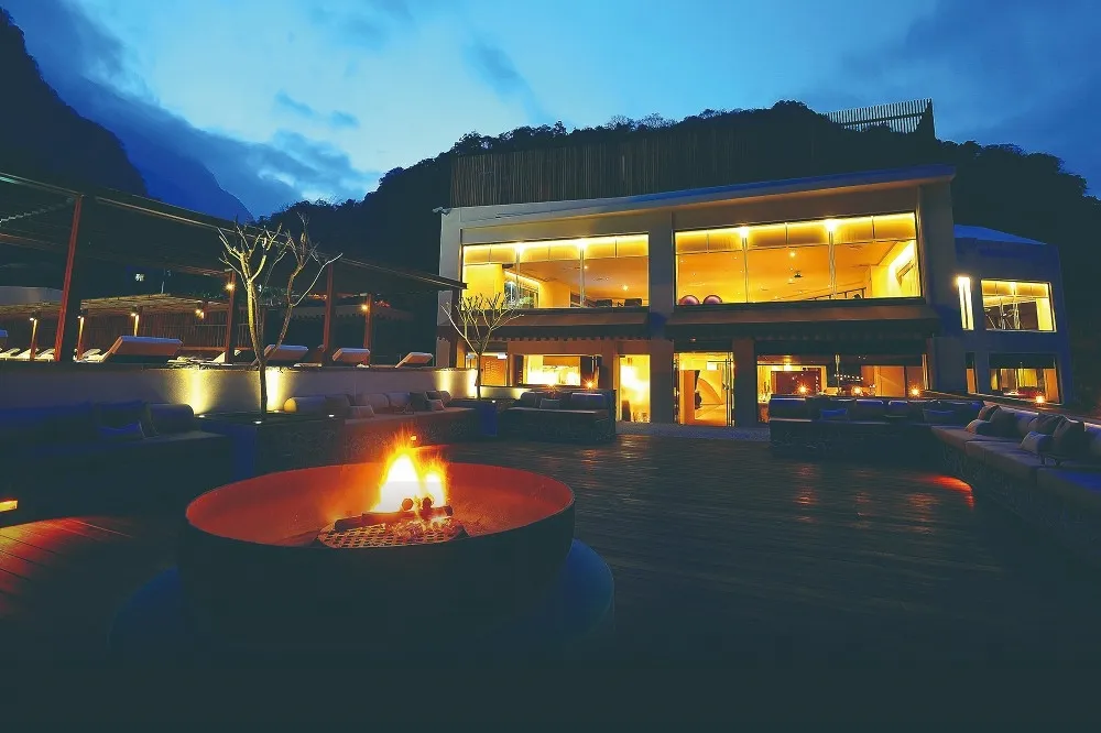 喝飲料看表演還有機會抽中住宿券！太魯閣晶英「 2022 峽谷星空跨年晚會」