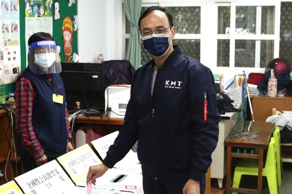 【公投決戰日】投票前仍赴市場催票　朱立倫坦言憂心天冷影響投票率
