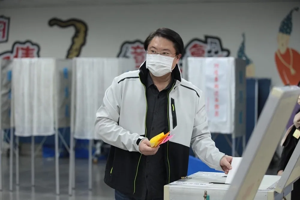 民眾質疑「紙投票匭」底部未貼封條　林右昌：有疑慮可即時反應