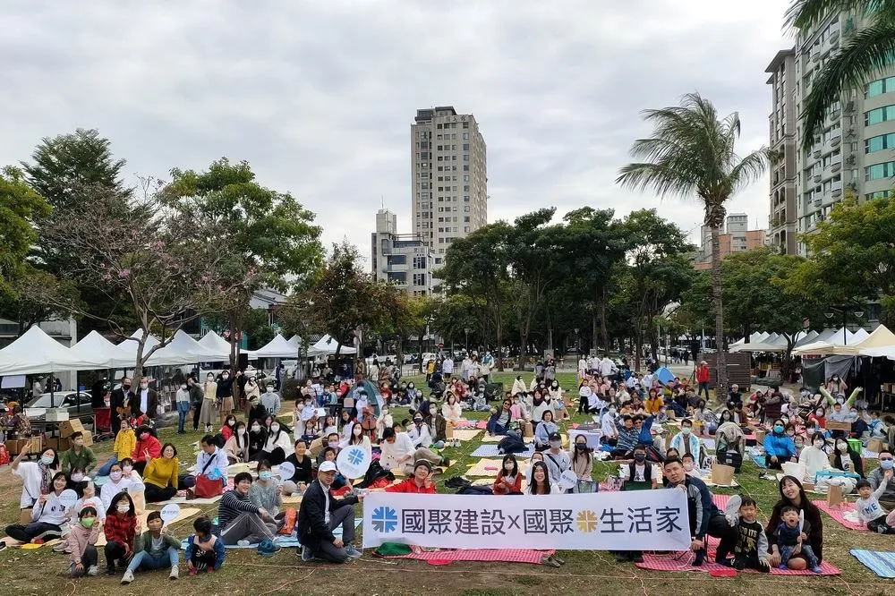 國聚建設為住戶精心打造白色聖誕野餐派對