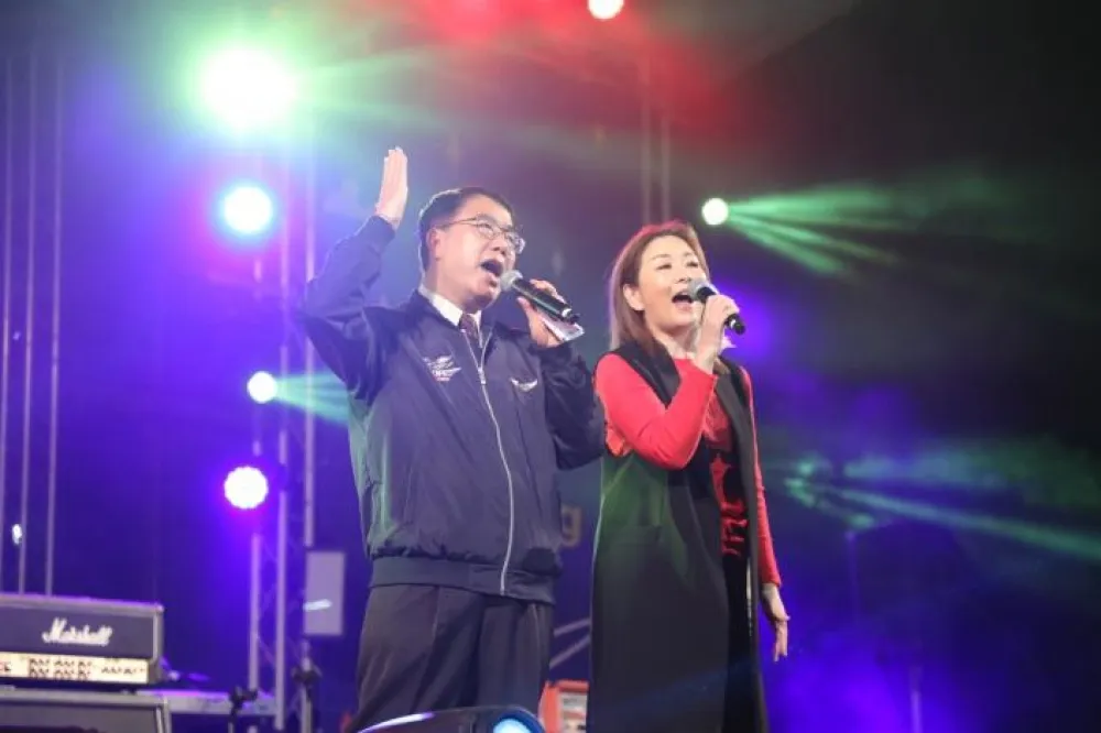 台南首場跨年演唱會新營登場       黃偉哲與張秀卿合唱掀高潮