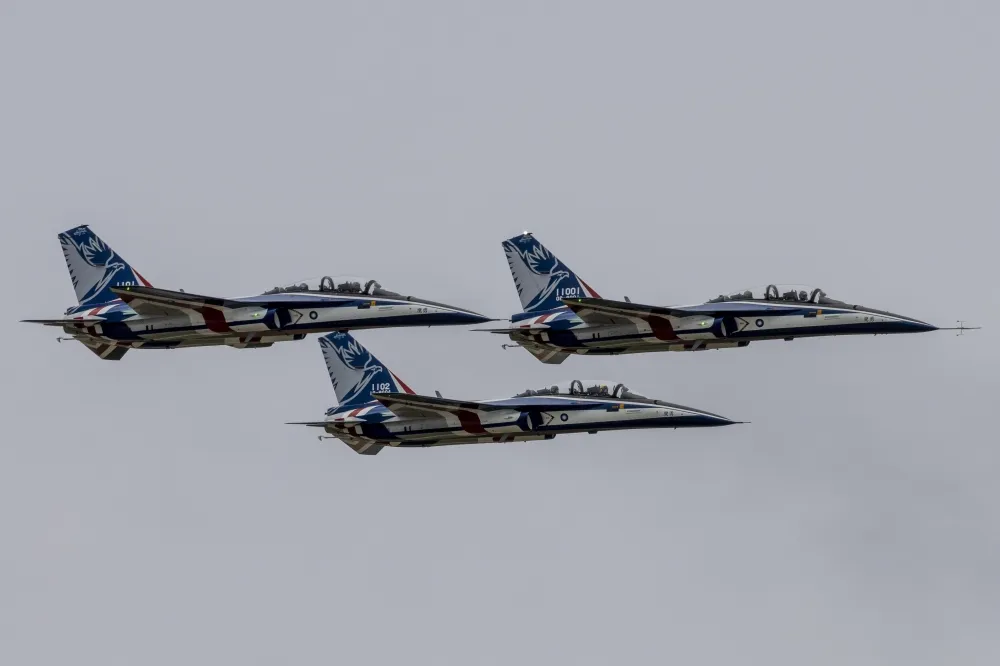 【國機國造】第2架量產空軍「勇鷹」高教機交機　漢翔董事長親飛志航基地