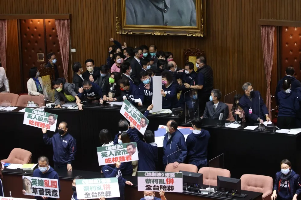 【地制法開戰】綠提逕付二讀　藍委霸主席台轟「英人設市、狼狽為堅」