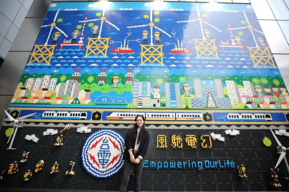 台電電幻1號所歡慶2週年　用10萬顆積木打造巨型風機與壁畫牆