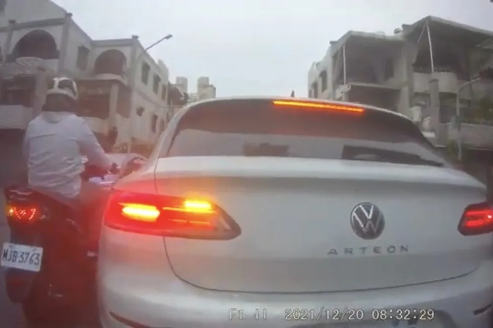 氣到中風！小客車疑不滿騎士搶贏左轉　暴怒猛踩油門追車撞趴他
