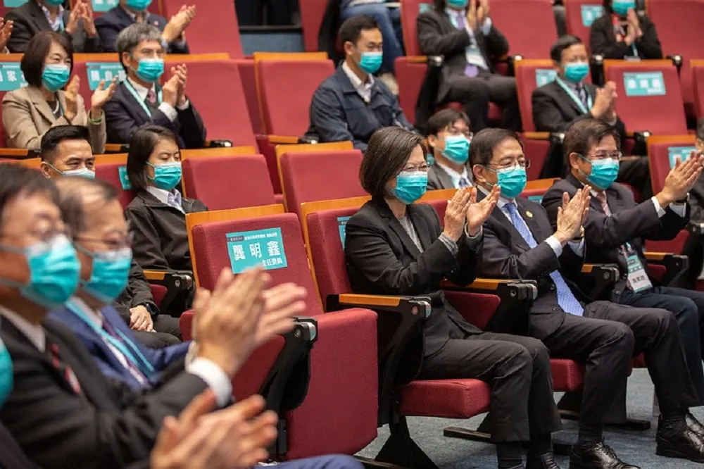 從小養成過勞？蔡英文一句寒暑假別太長被罵翻　柯文哲：抓錯重點