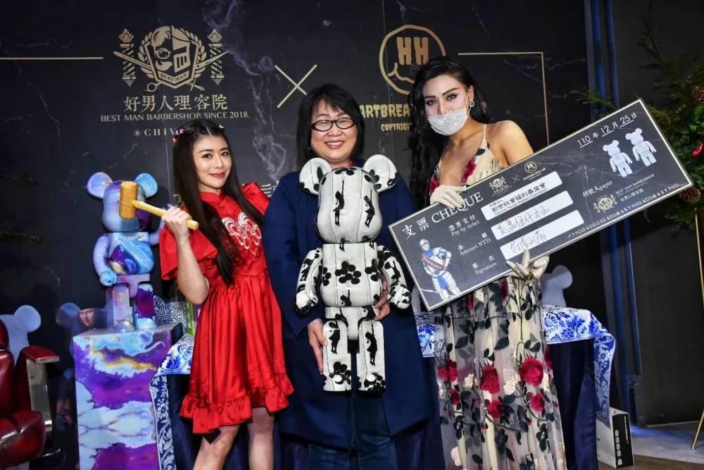 時尚潮流指標 好男人理容院Ｘ心碎實驗室   寒冬送暖「庫柏力克熊」拍賣部份作公益
