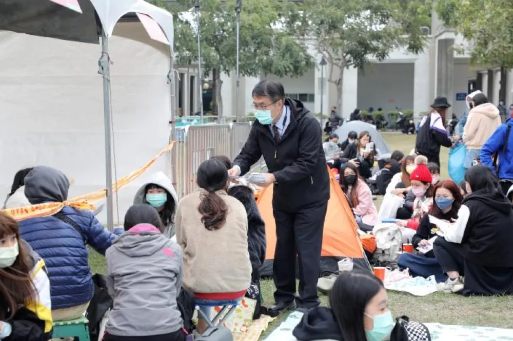 台南好Young-「巨星耶誕演唱會」今晚開唱歌迷徹夜排隊 黃偉哲分送口罩關心各地好朋友