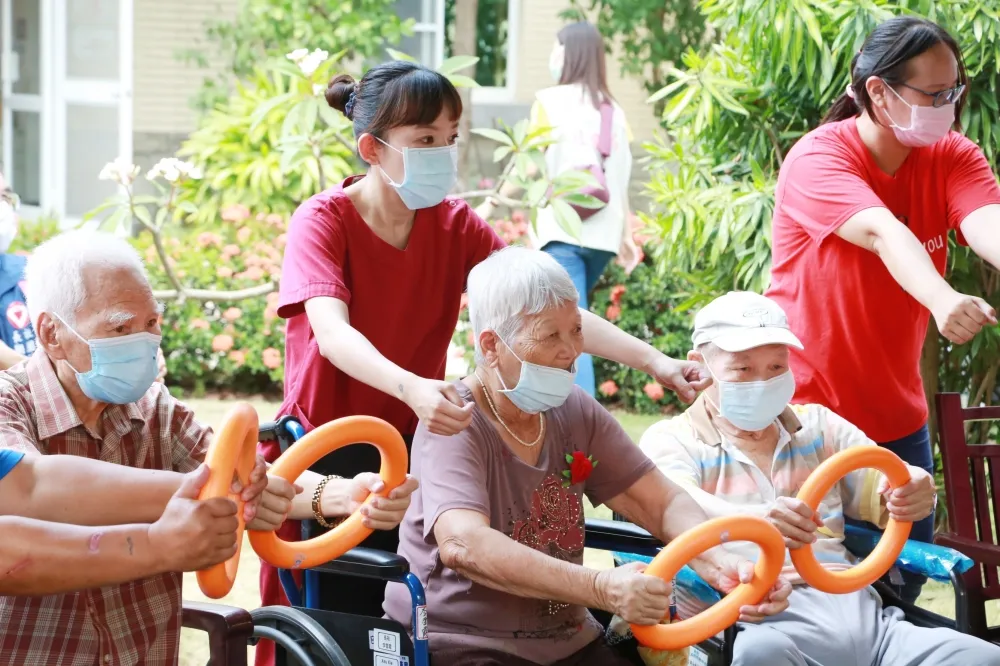 黃偉哲率團隊努力三年打造「宜居、宜就業、宜育幼、宜養老」城市