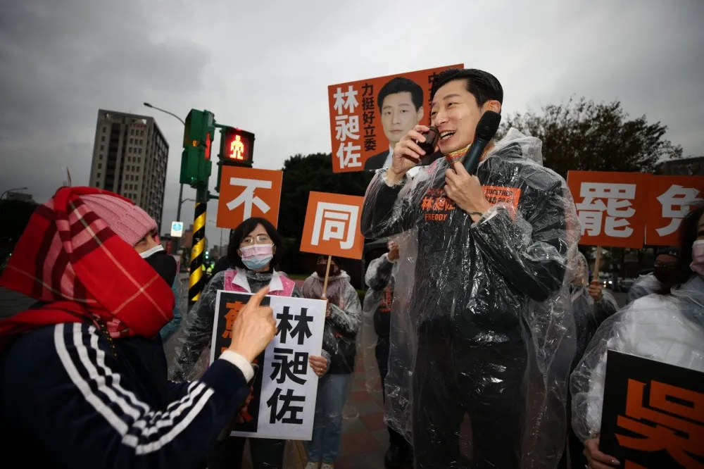 【揪綠委掃街】林昶佐灌雞精冒雨反霸昶　傳藍營有人相挺「不好意思直接講」