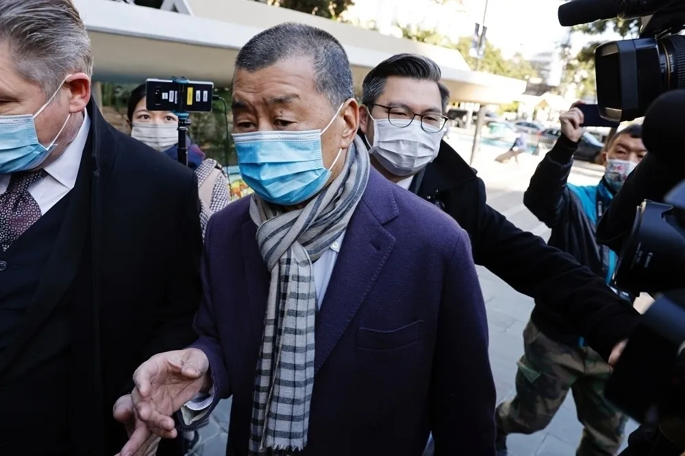 黎智英等7名壹傳媒主管被加控「串謀發布煽動刊物罪」　港法院還押、2022再訊