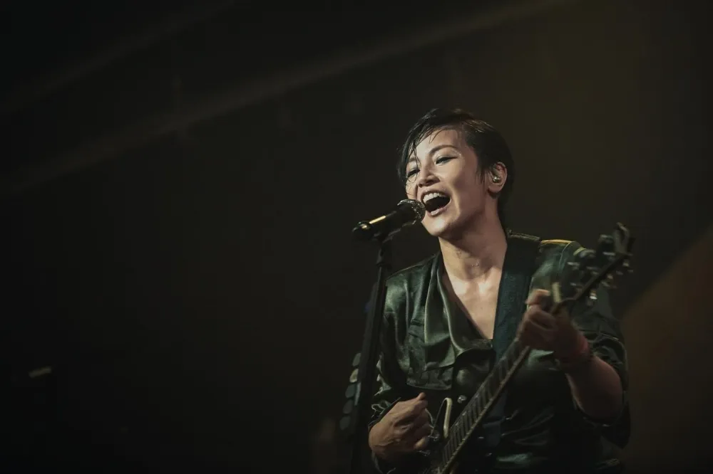 歌手何韻詩被捕　港警清晨搜查《立場新聞》抓走6高層