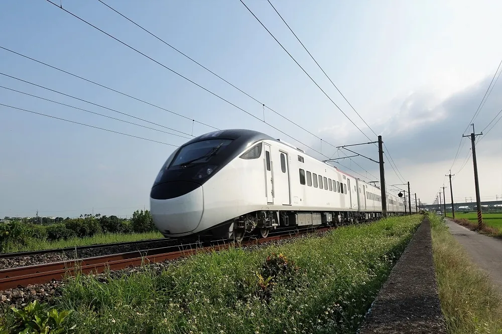 好糗！台鐵新城際列車首發鐵道迷搶搭　卻發生車廂廁所門故障