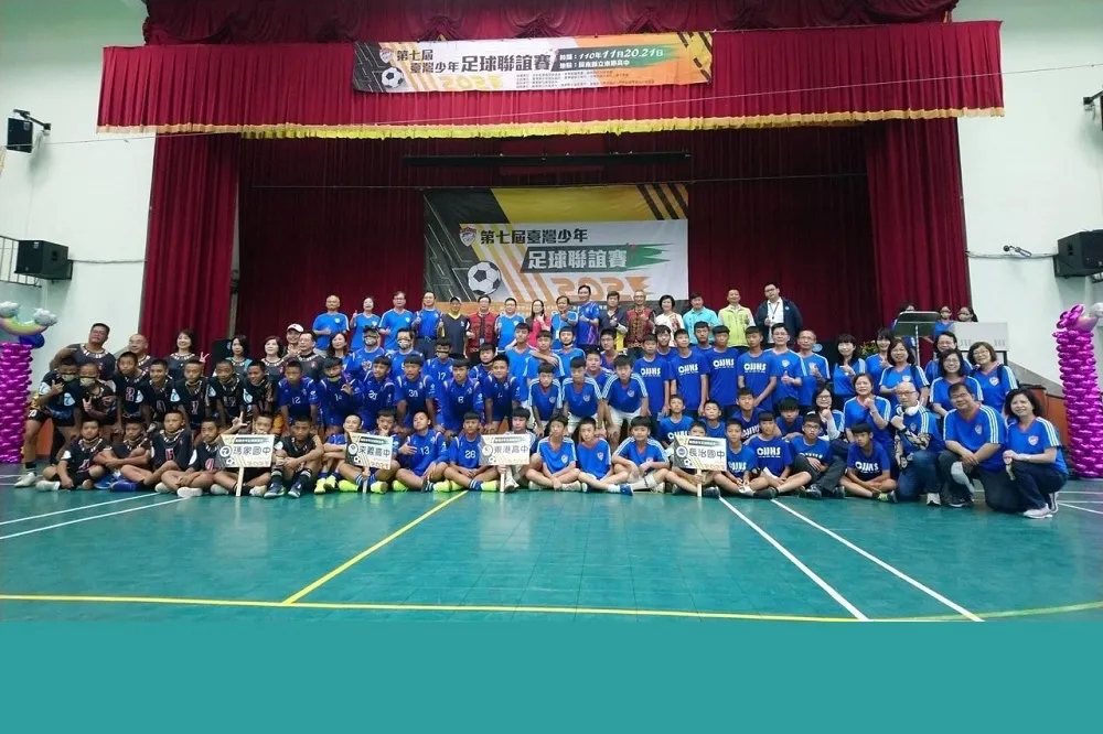臺灣少年足球賽熱血開踢　東港高中笑擁金盃