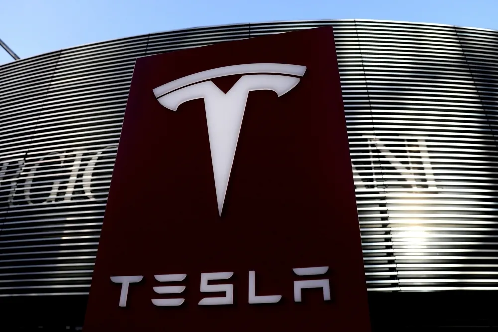 特斯拉兩款電動車鏡頭、引擎蓋藏安全隱患　緊急召回近50萬輛