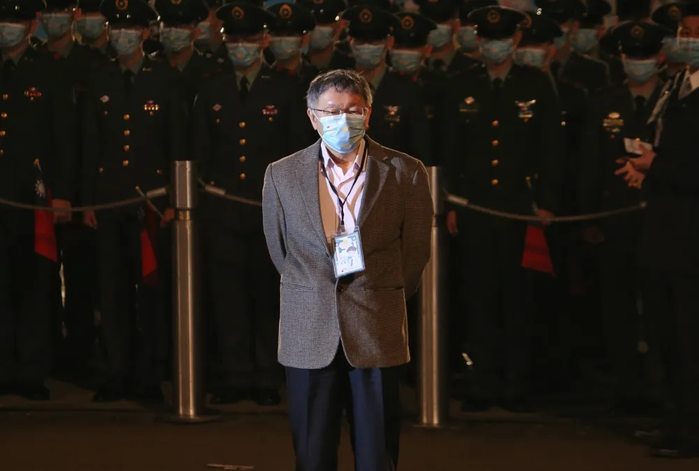 總統府元旦升旗柯文哲獨站40分鐘　網友戲稱「總統閱兵」