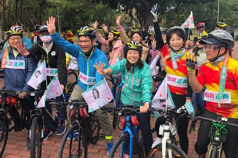 台中立委補選倒數　林靜儀單車掃街批朱立倫最沒資格談「空降」