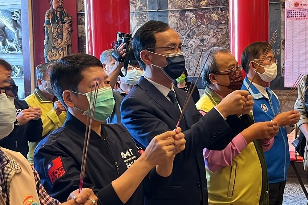 韓國瑜再掀韓流打趴藍公投場　朱立倫駁當「跛腳主席」反祭溫情牌