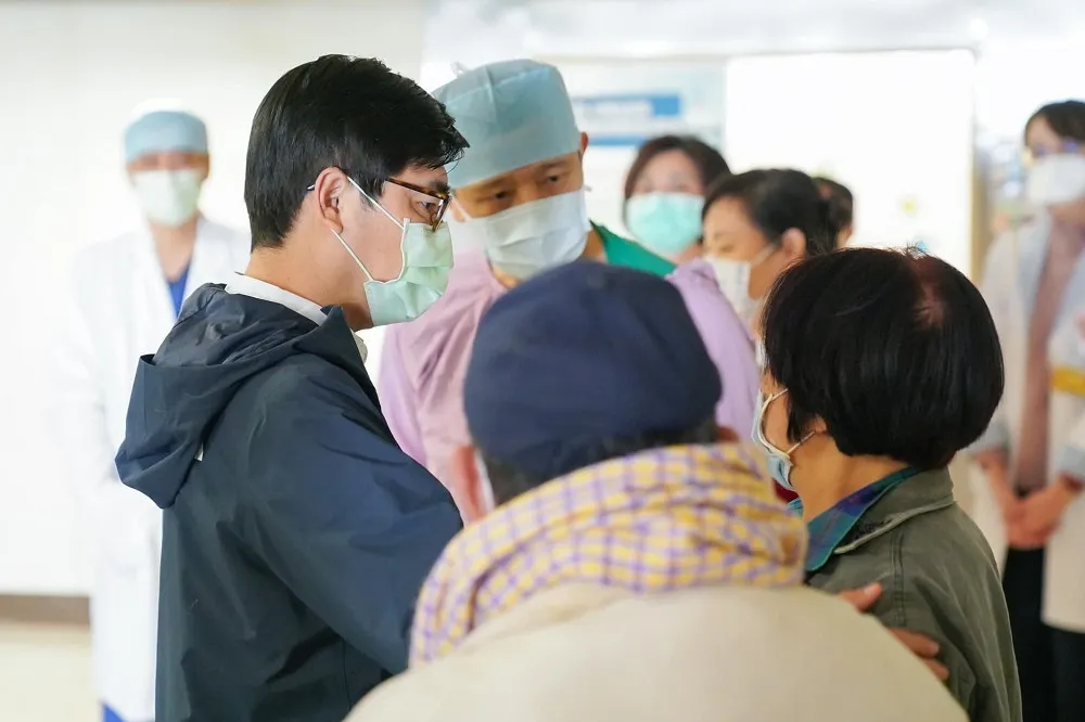 【醉殺4口家】阿嬤獨扛家計顧3人　天天守加護病房外啃麵包「好揪心」