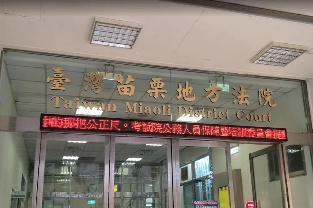 女穿挖洞牛仔褲凍未條！　噁男公務員戳腿問「會不會冷？」慘丟飯碗