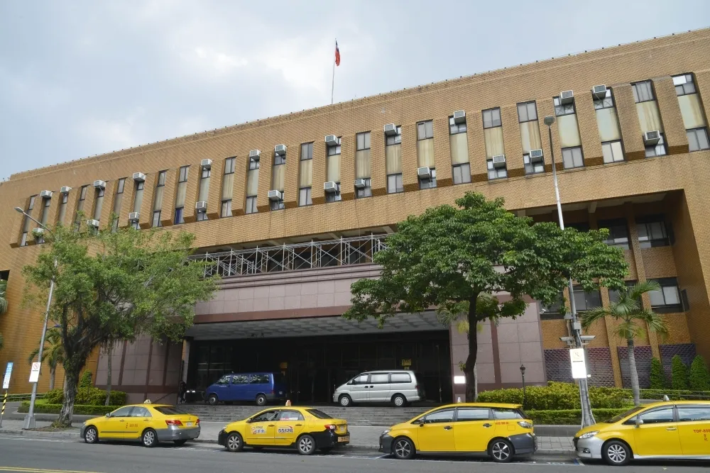 摸到「毛毛的」！色牧師脫褲露鳥狎2女大生　檢方：練肌力褲頭太鬆才掉下