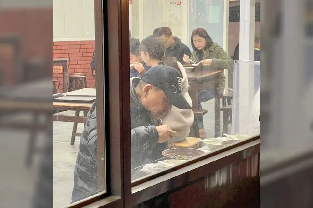 侯Sir懂拍！吃飯照被質疑照劇本演出　侯友宜一聲「哎呀」洩了真相