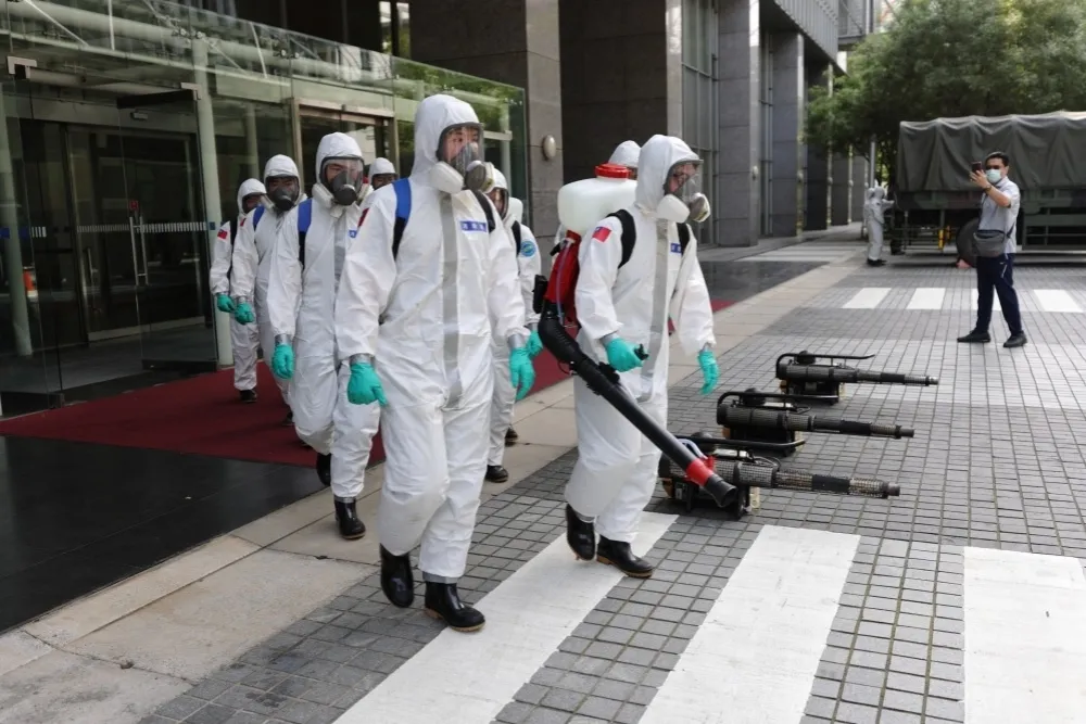 桃機清潔人員確診！化學兵上午集結清消　防疫計程車召回採檢