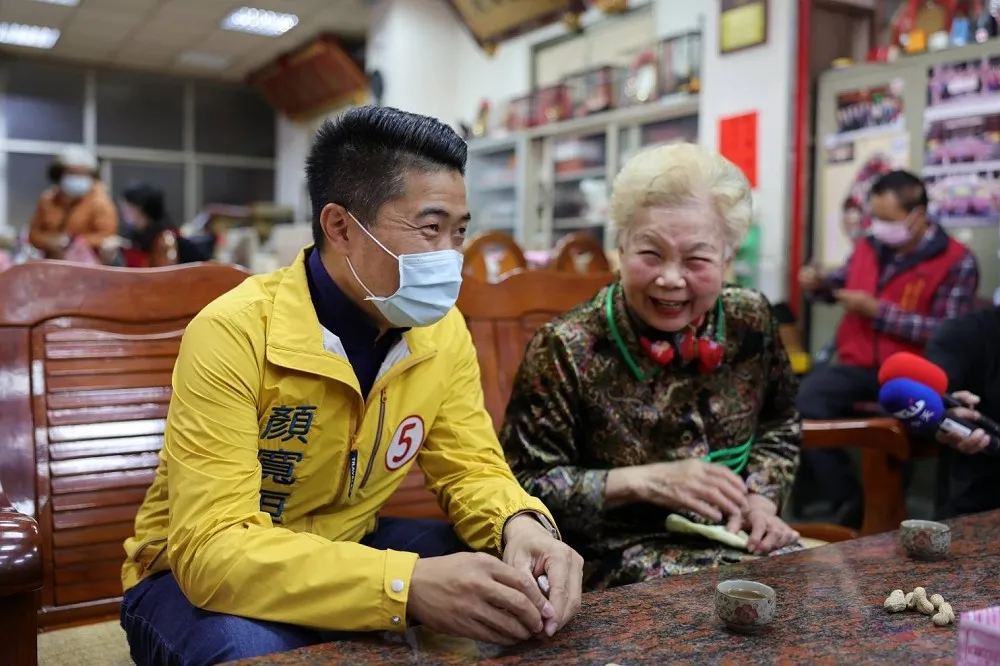 「林靜儀赤牙牙亂罵人！」　柯媽巧遇顏寬恒狂讚他做人實在