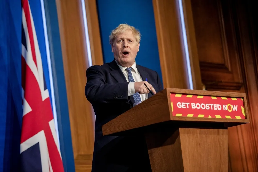 【Omicron來勢洶洶】英國單日確診20萬　首相強森仍稱不會加強管制
