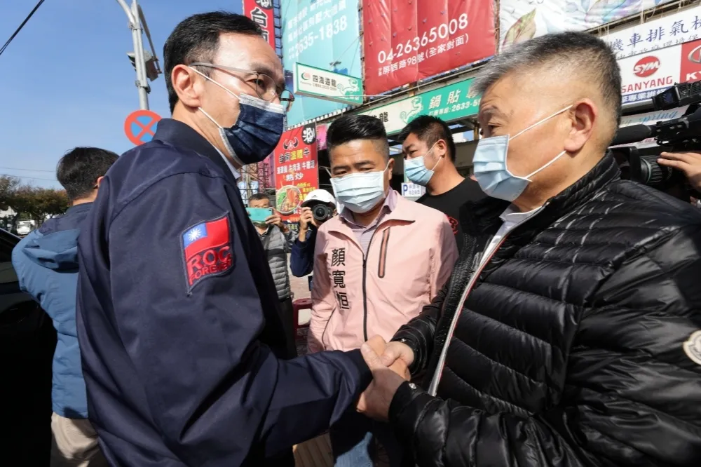 【中二激戰】喊在地服務vs.空降口水　朱立倫：用實在陸軍力抗綠惡質網軍