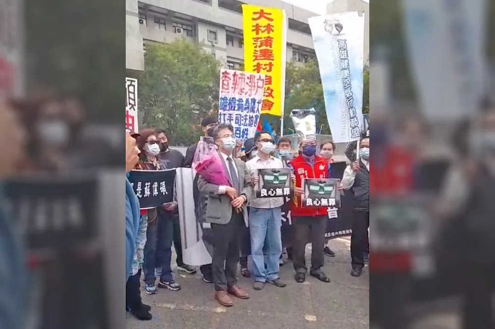 反萊豬公投後再遭傳喚　蘇偉碩手捧玫瑰批蔡政府侵害言論自由