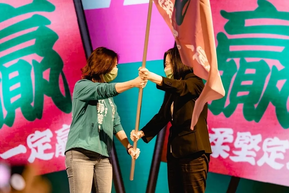 【中二激戰】蔡英文聲挺林靜儀　讚無私俠女「服務態度永久保固」