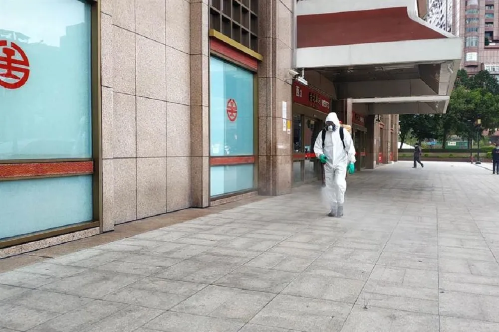 【桃機染疫風暴】確診女保全發病前9天曾到北車用餐　北市府派員清消
