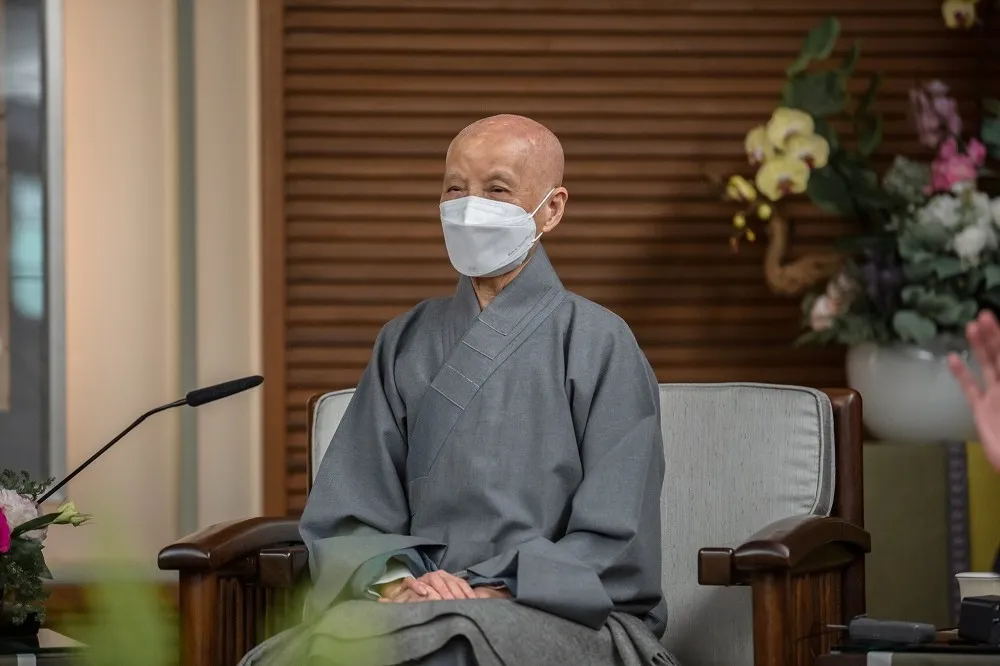 臉書帳號「證嚴法師」一則貼文引網友熱諷　慈濟不滿說重話了