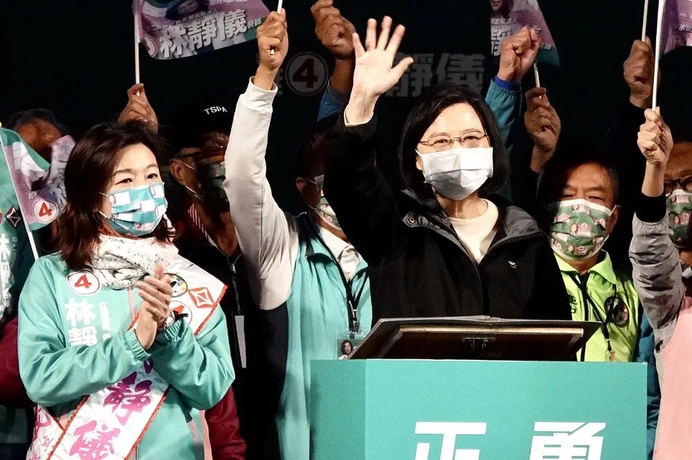 【綠中二選前夜直擊】萬人爆場！正副總統挺林靜儀「用心服務才是真在地」　猛催關鍵遊子票