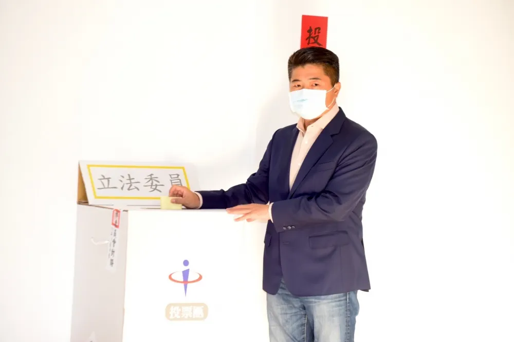 顏寬恒8點現身投票喊「有信心」　曝顏清標身體狀況