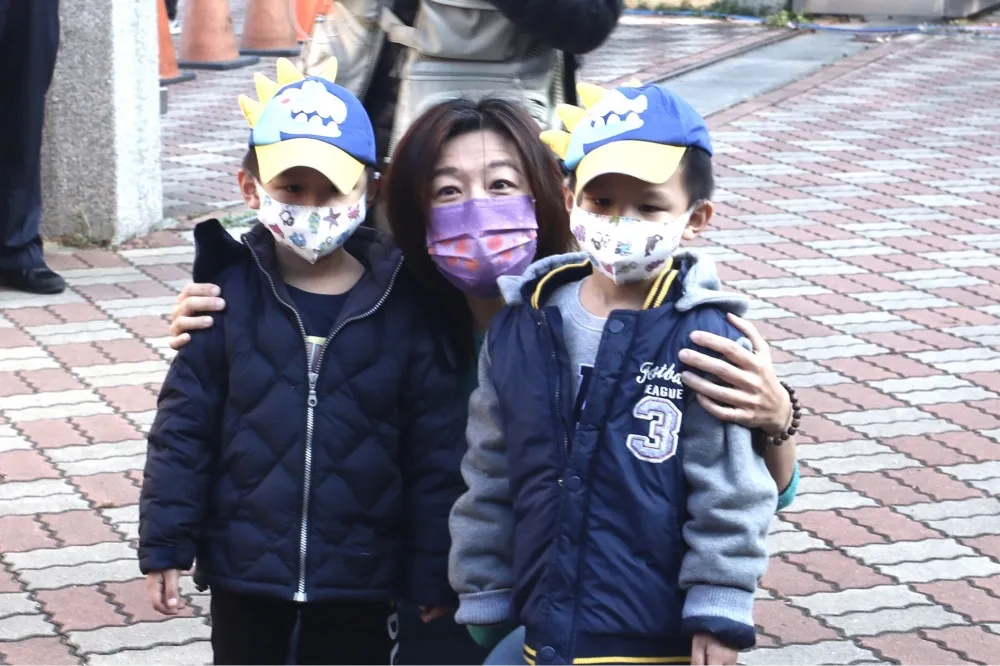 林靜儀笑摟曾接生雙胞胎　投完票「想回家看媽媽」