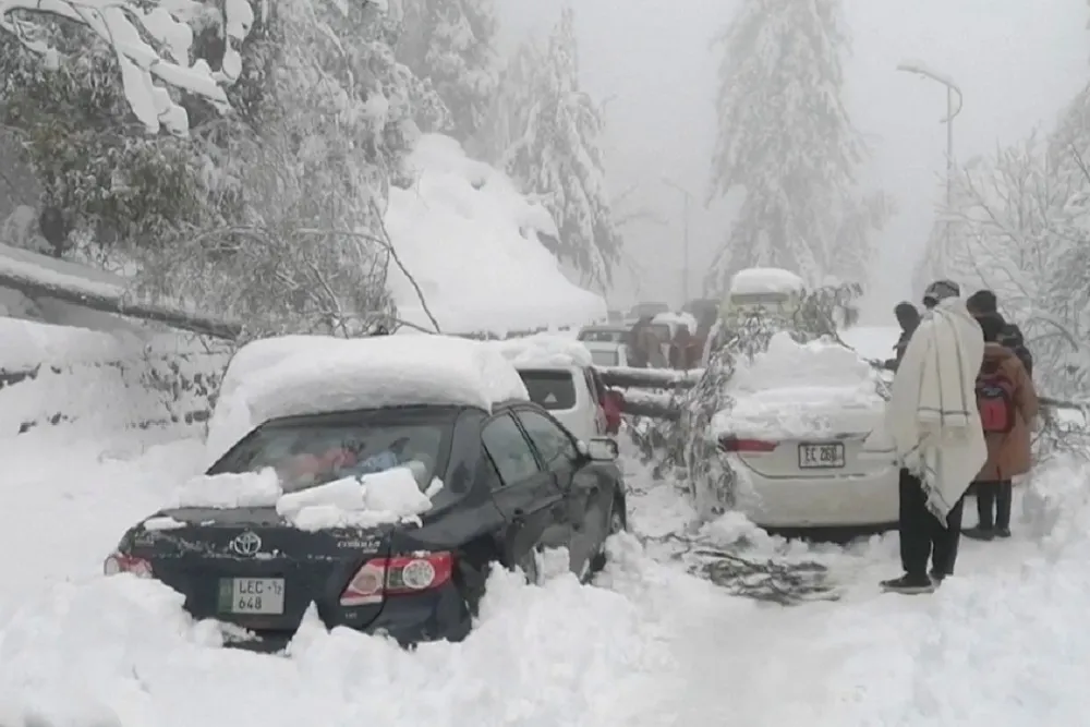 巴基斯坦突降大雪　惡劣天氣造成21死、百名駕駛受困路上