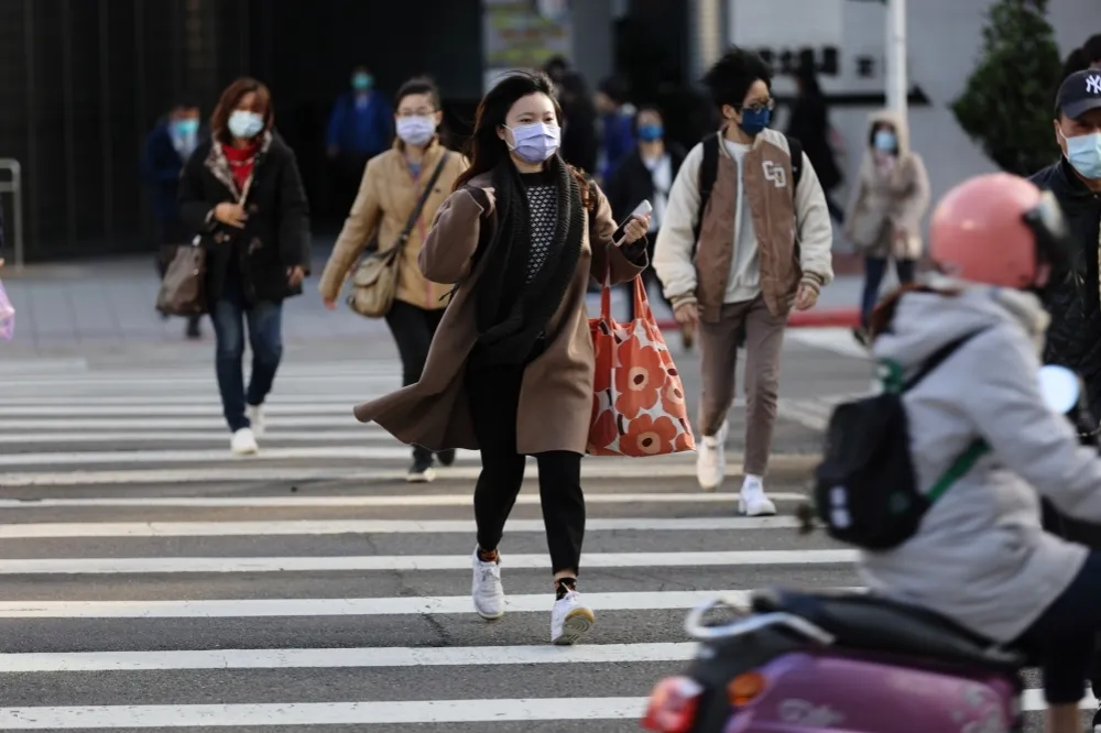 皮皮剉！強烈冷氣團明天撲台　急凍8°C「越晚越濕冷」