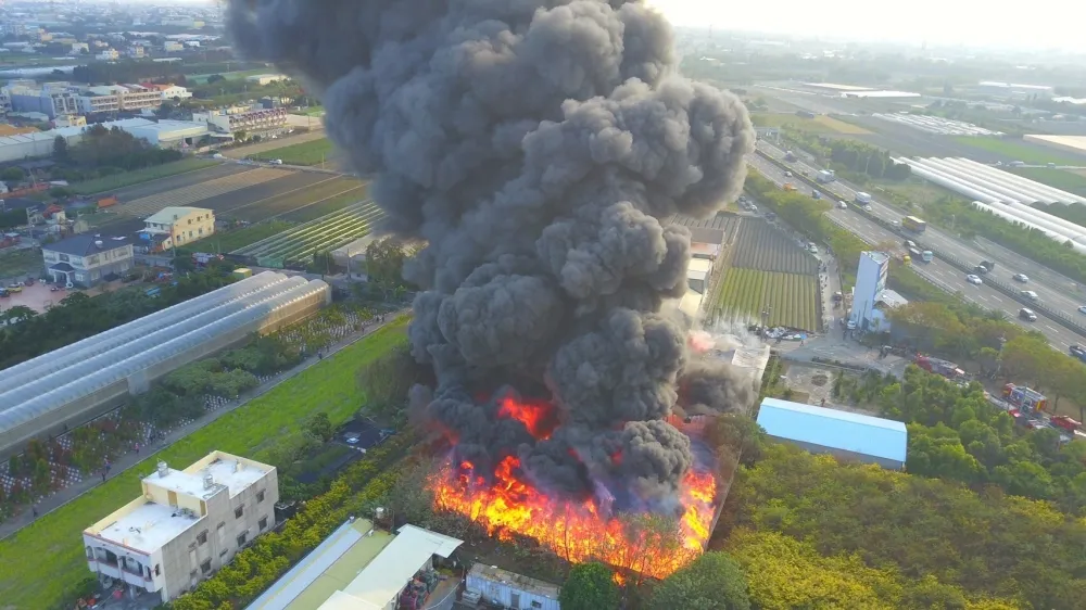 彰化塑膠工廠驚爆大火　滾滾黑煙竄天際嚇壞路人